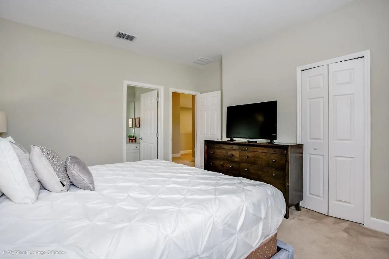 7004 Oakwood St Villa Davenport
